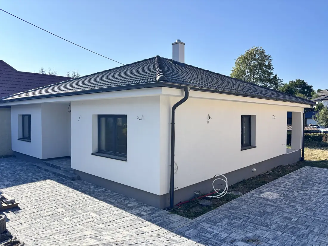 Bungalov so stanovou strechou